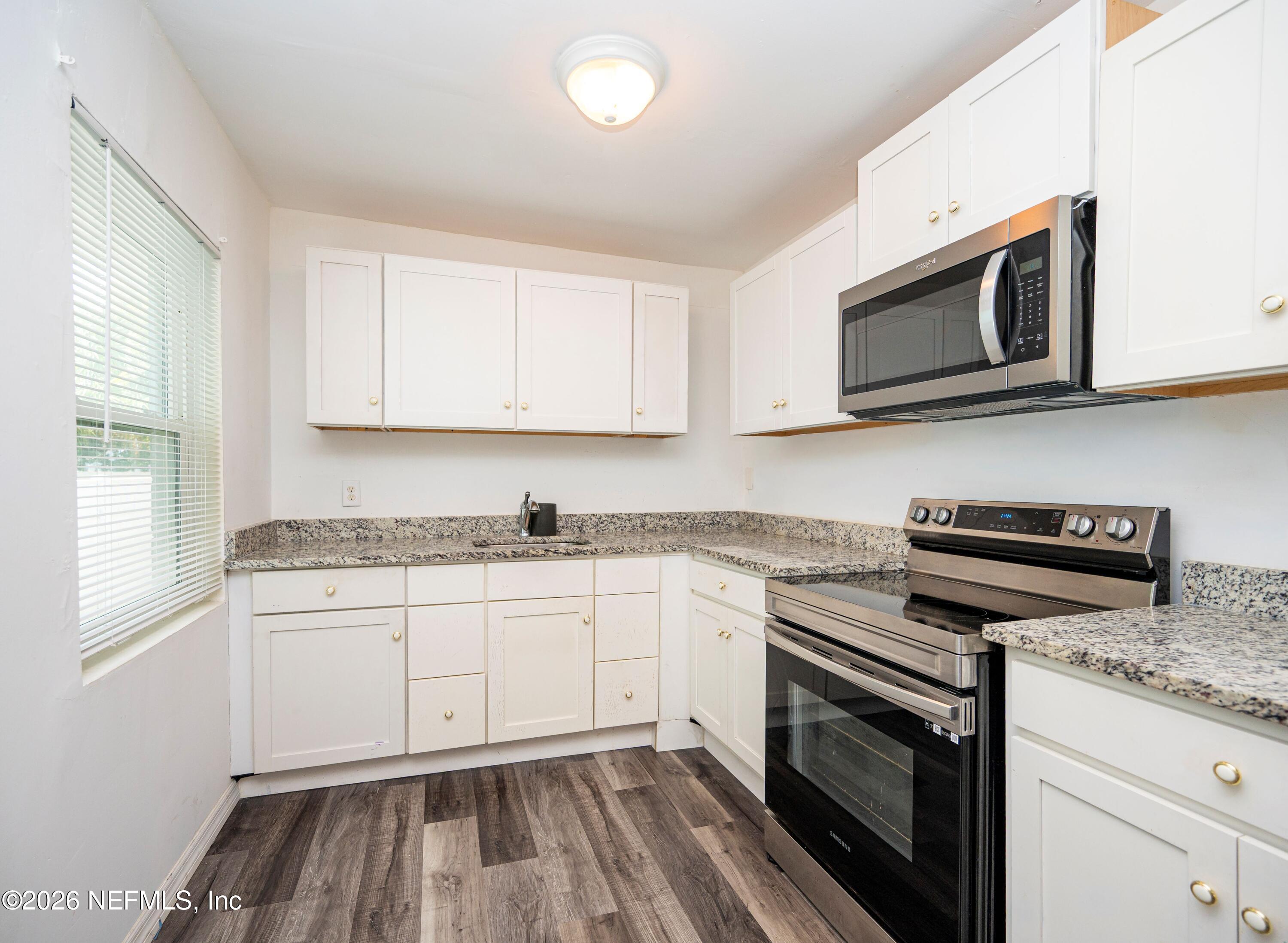 1494 8TH Street W