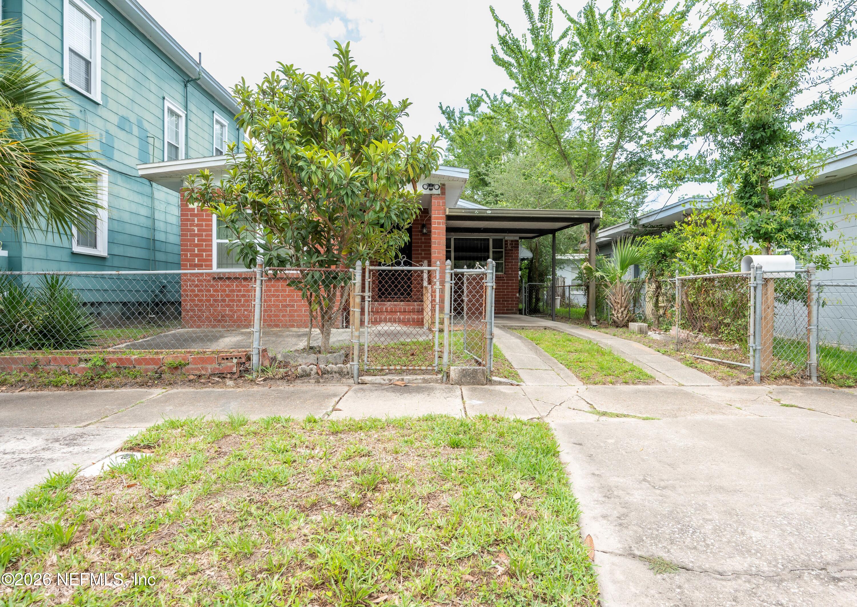 1494 8TH Street W