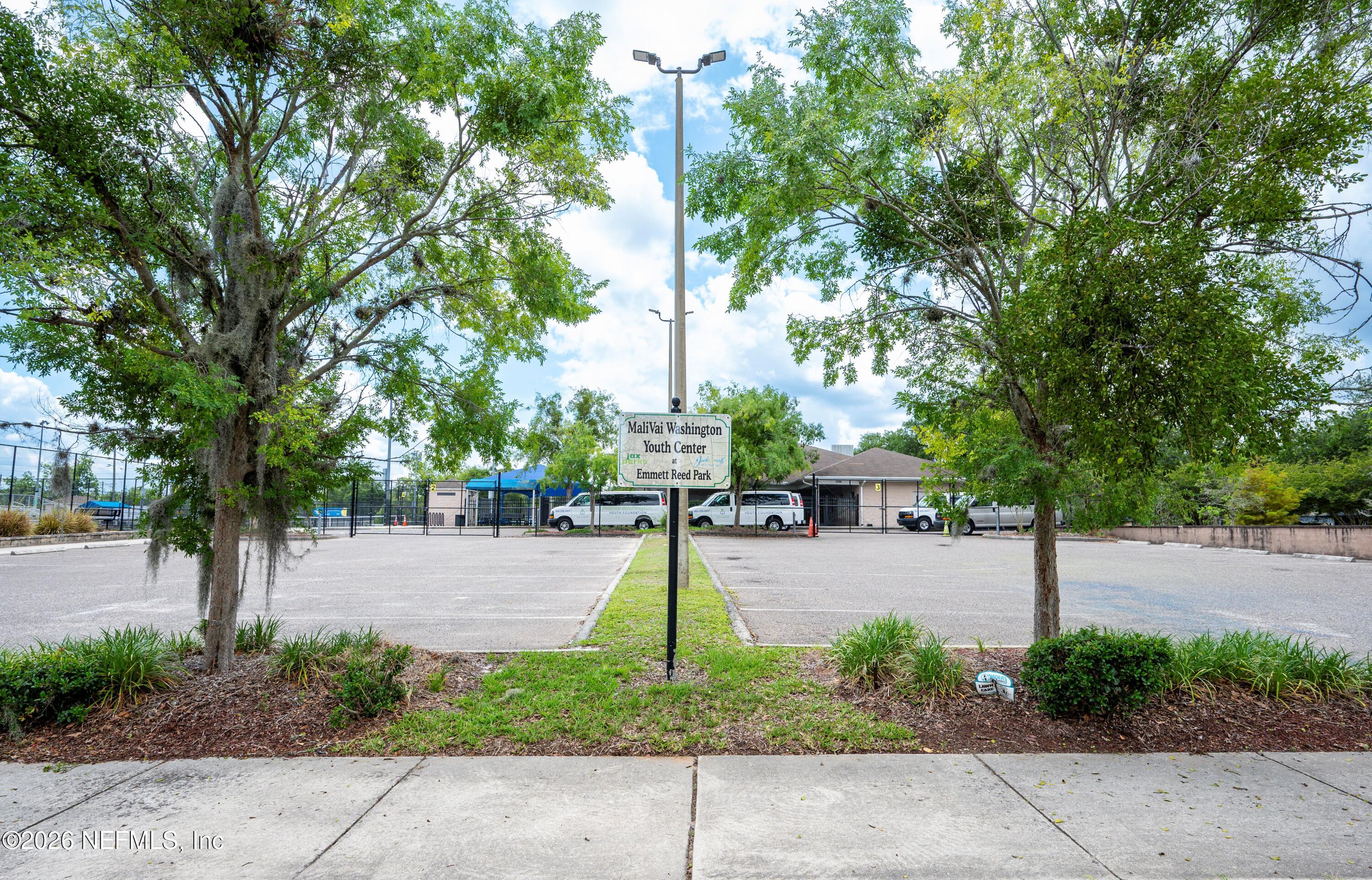 1494 8TH Street W