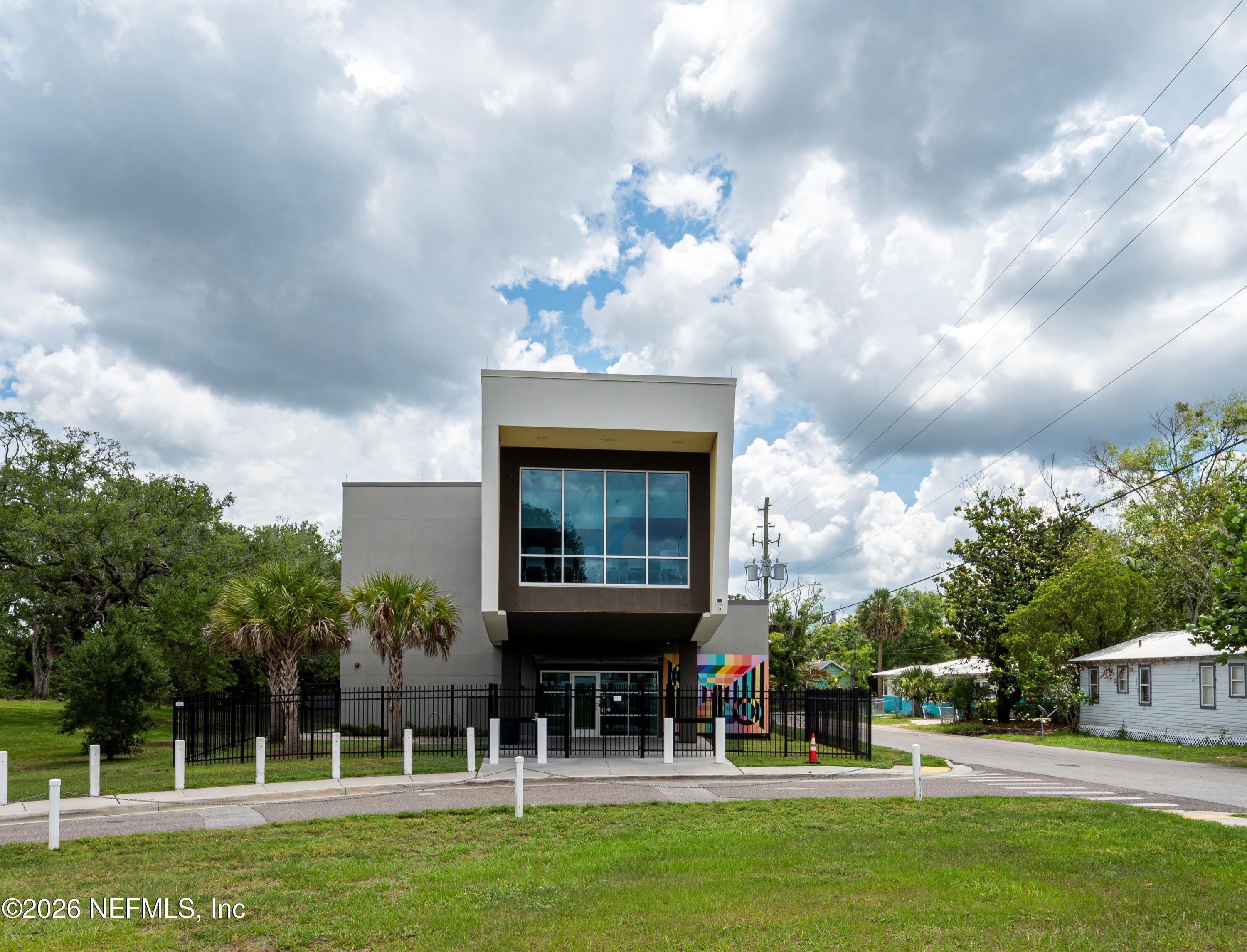 1494 8TH Street W