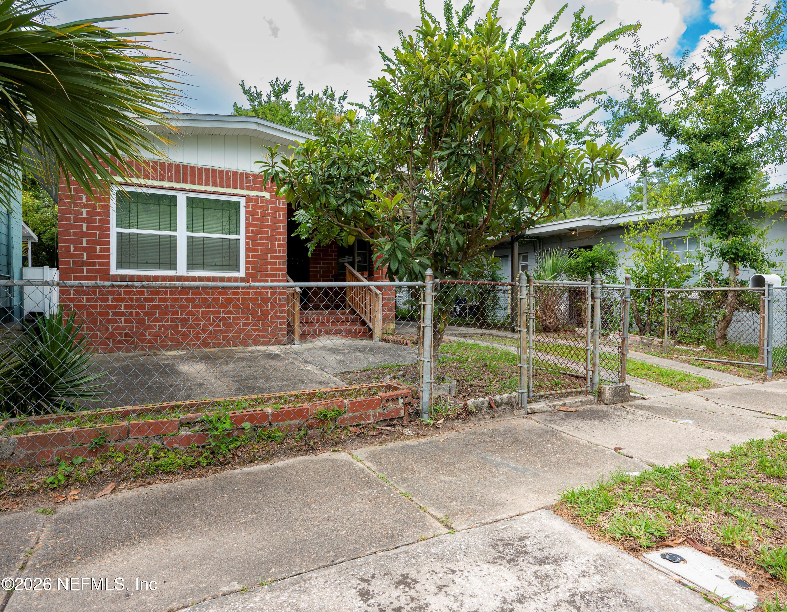 1494 8TH Street W