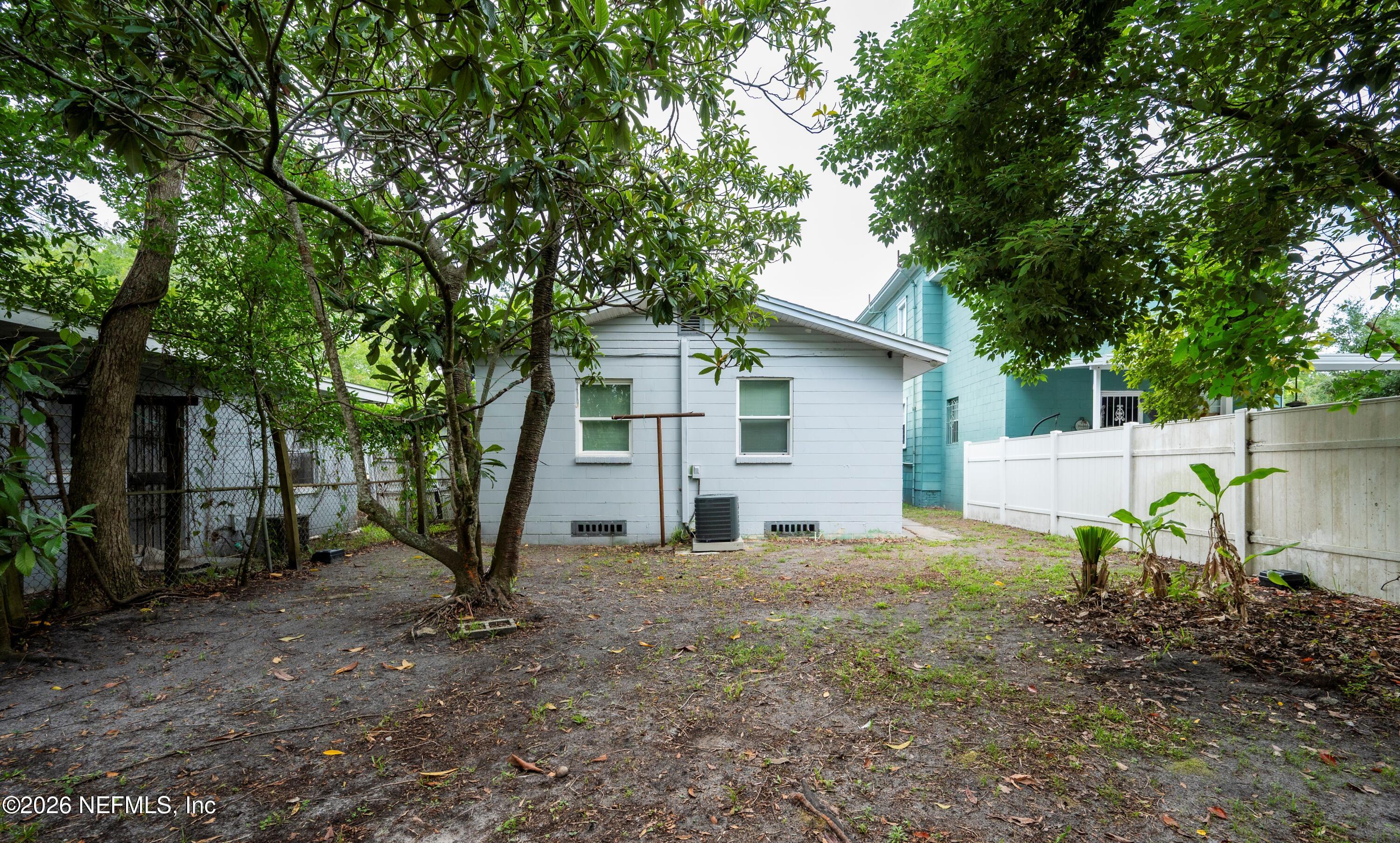 1494 8TH Street W