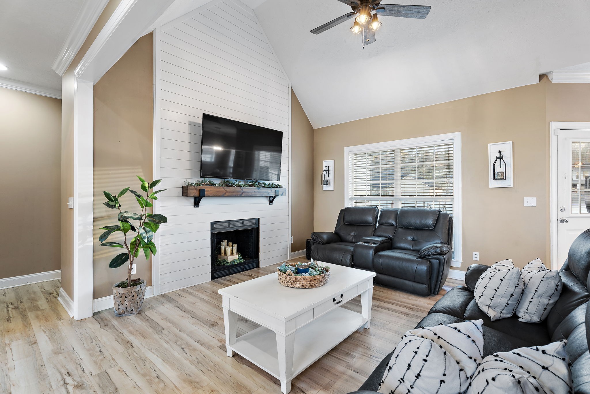 609 Gunn Ln