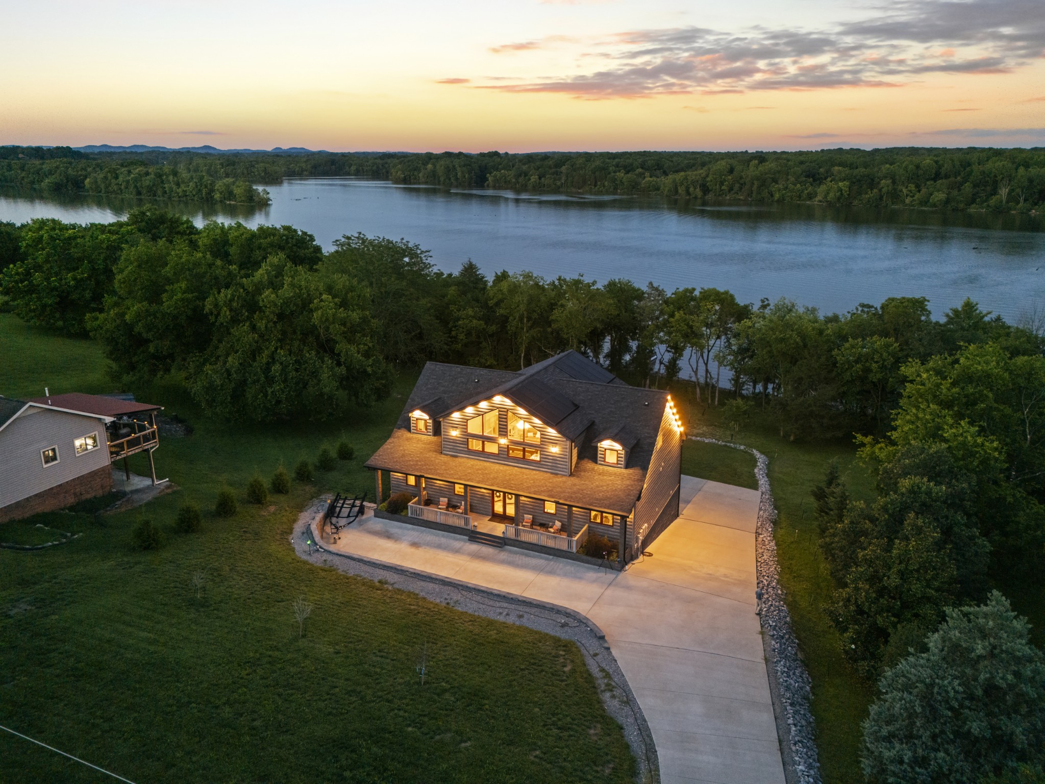 883 Newton Ln