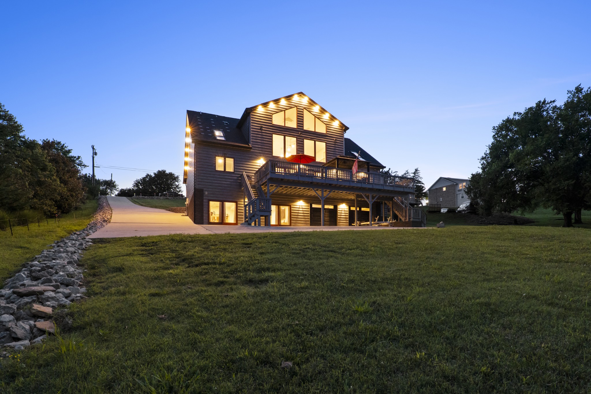883 Newton Ln