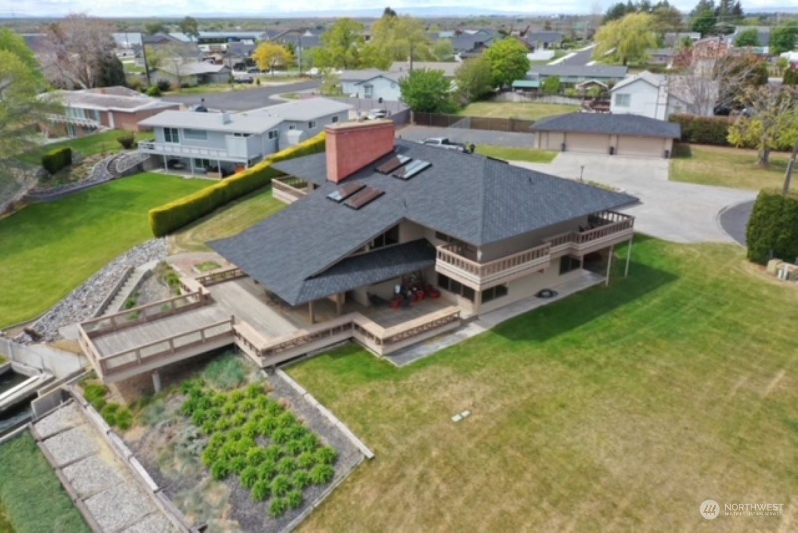 728 E Tamarack