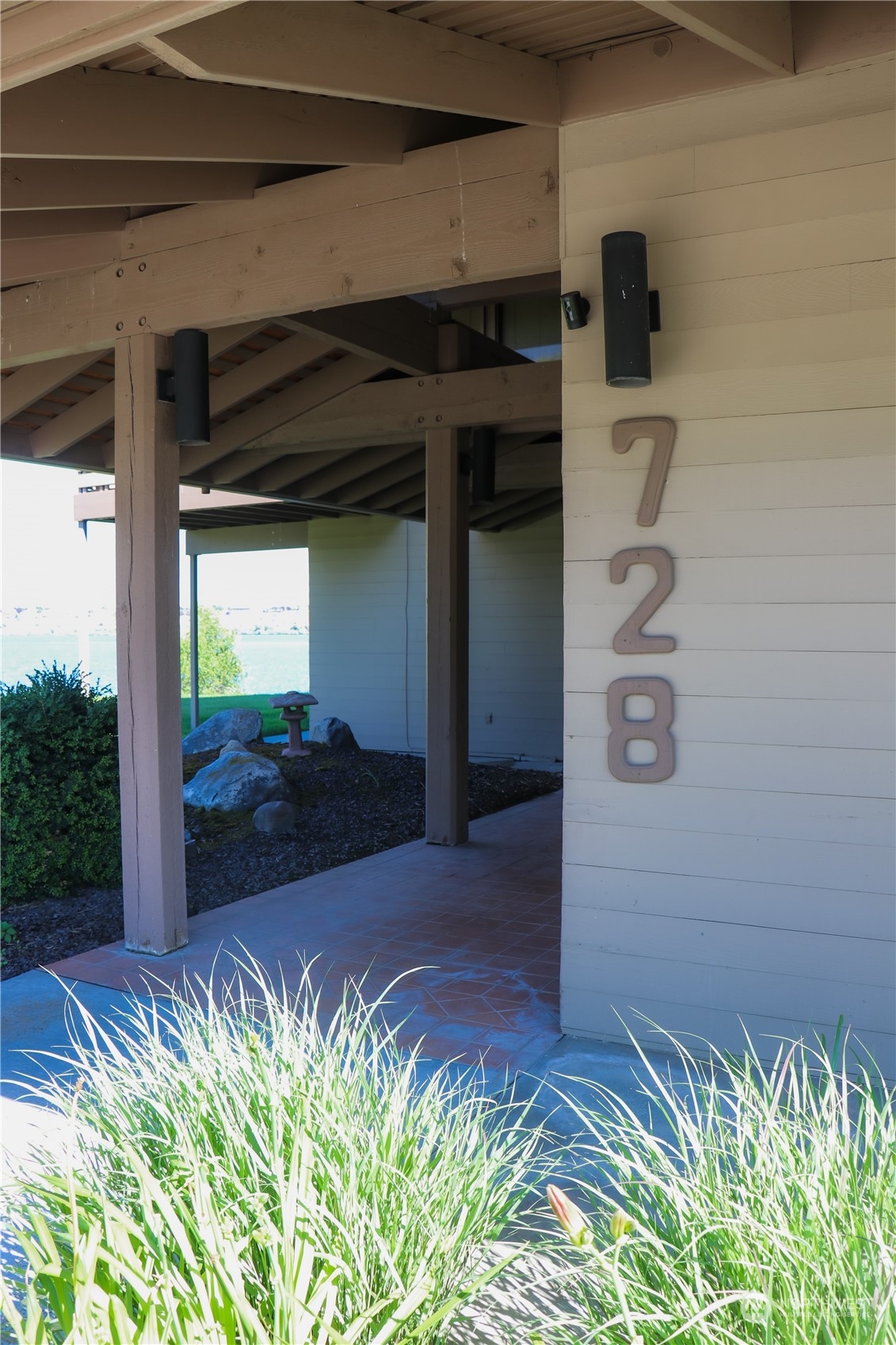 728 E Tamarack