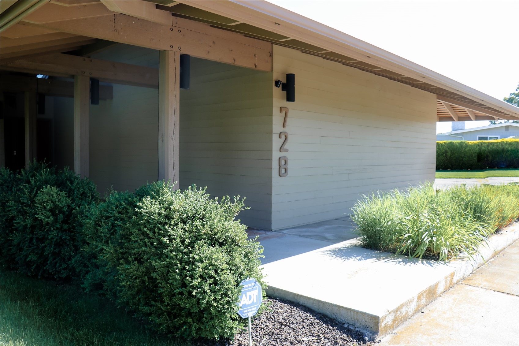 728 E Tamarack