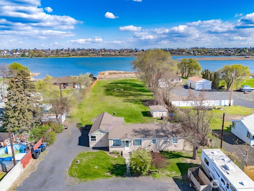 2001 W 2003 Lakeside Drive