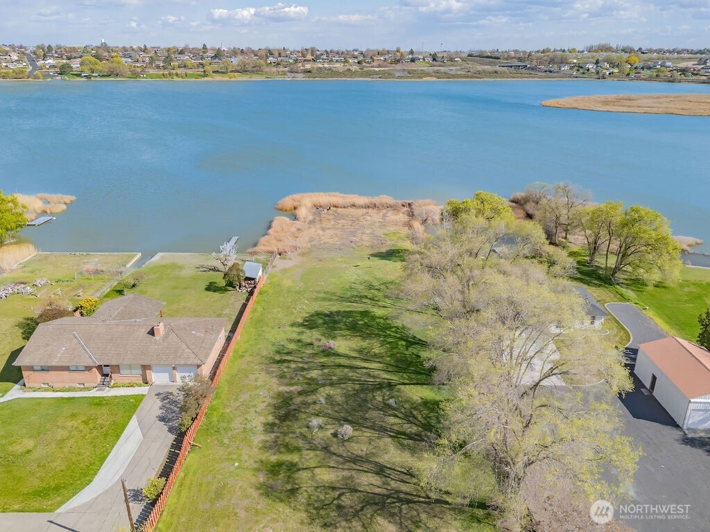 2001 W 2003 Lakeside Drive