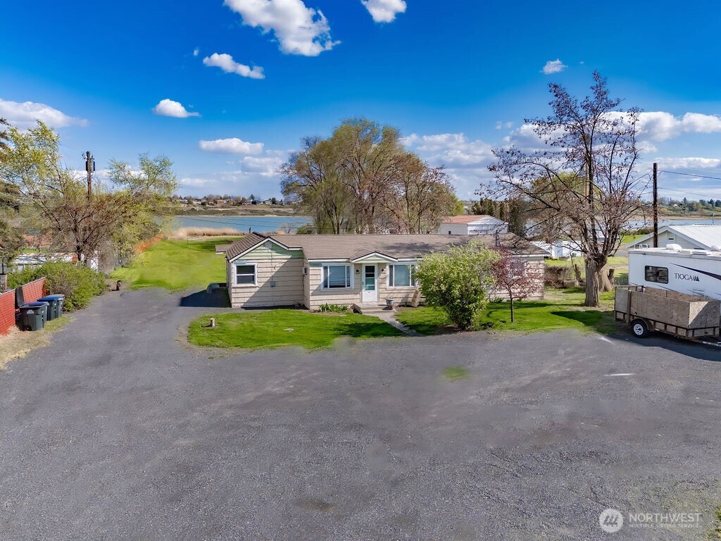 2001 W 2003 Lakeside Drive