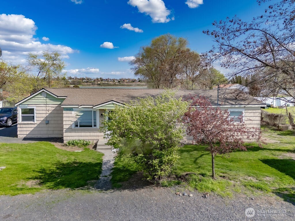 2001 W 2003 Lakeside Drive
