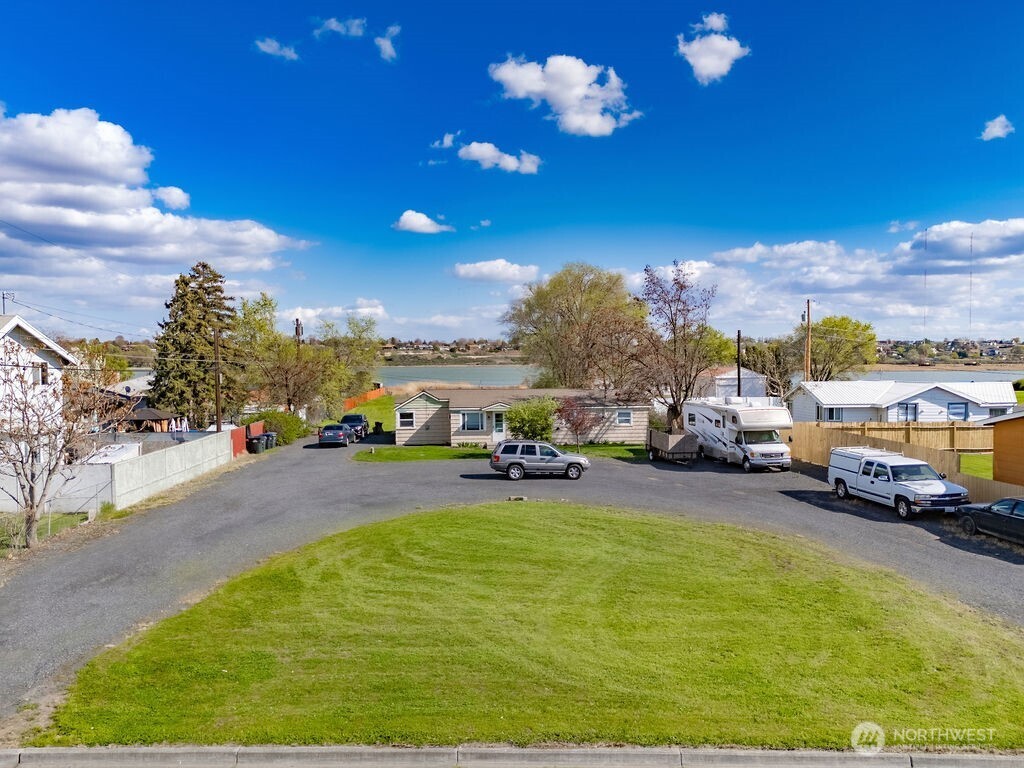 2001 W 2003 Lakeside Drive