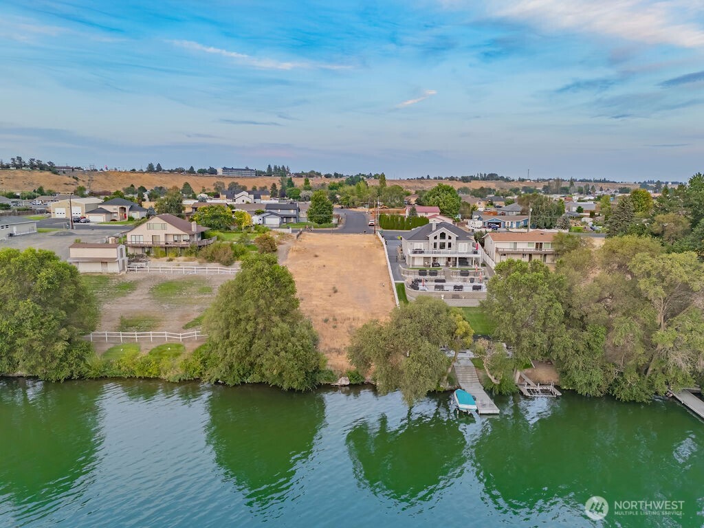 4898 Shorecrest Drive NE