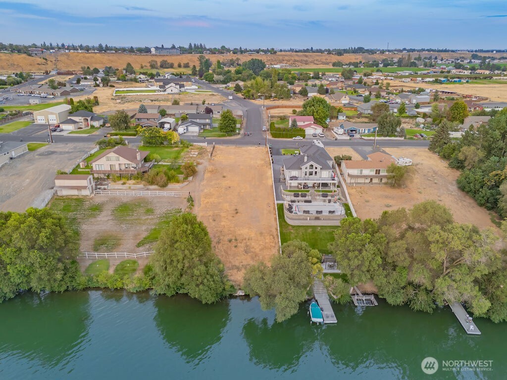 4898 Shorecrest Drive NE
