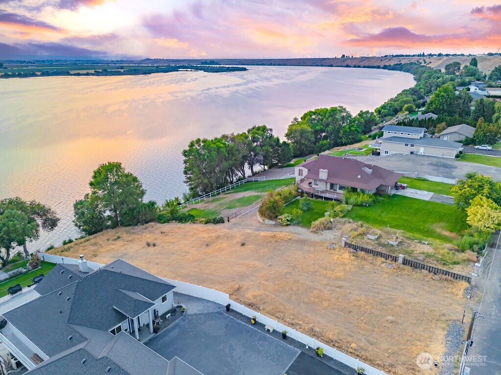4898 Shorecrest Drive NE