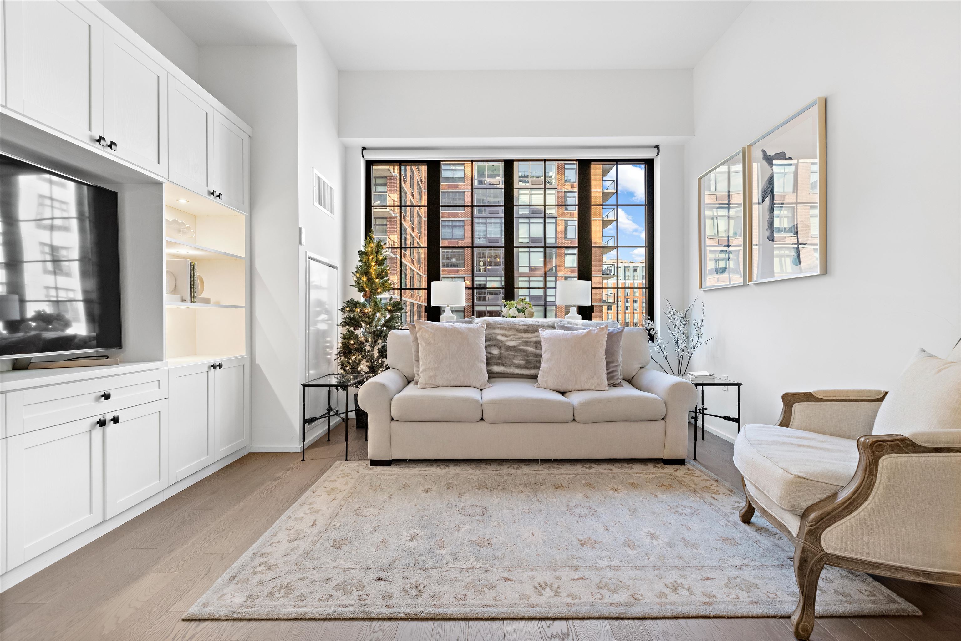 1425 HUDSON ST Unit: 4F