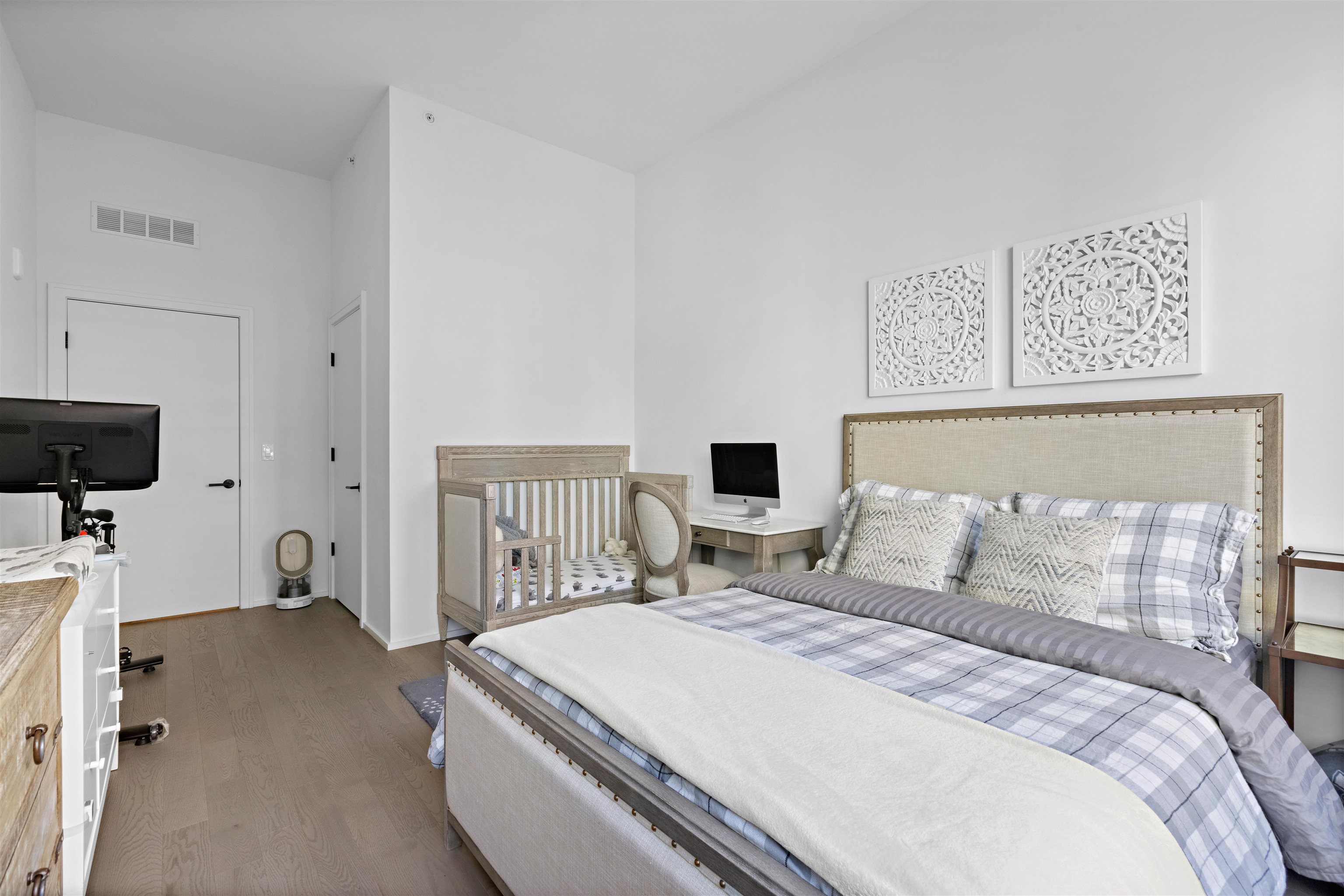 1425 HUDSON ST Unit: 4F