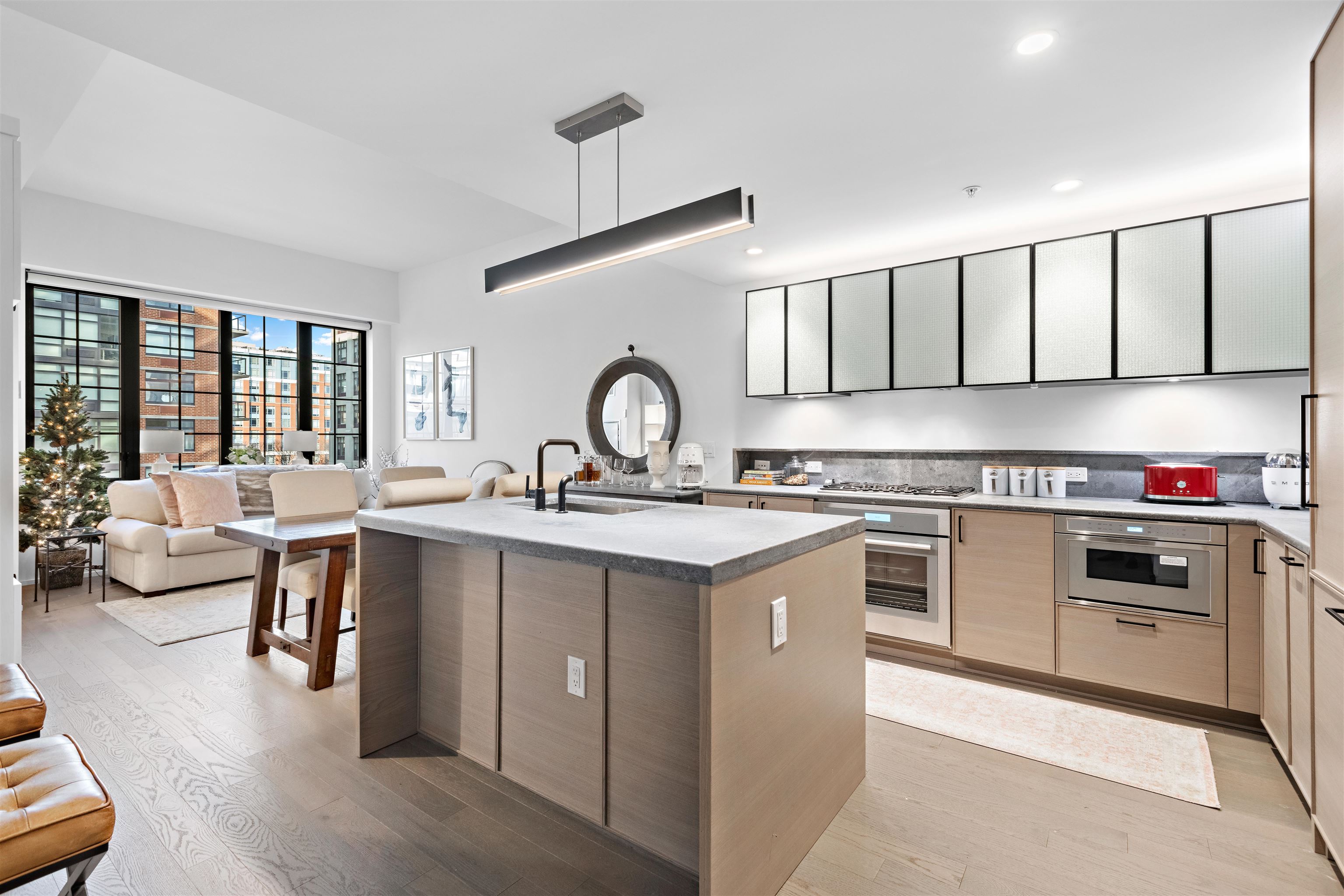 1425 HUDSON ST Unit: 4F