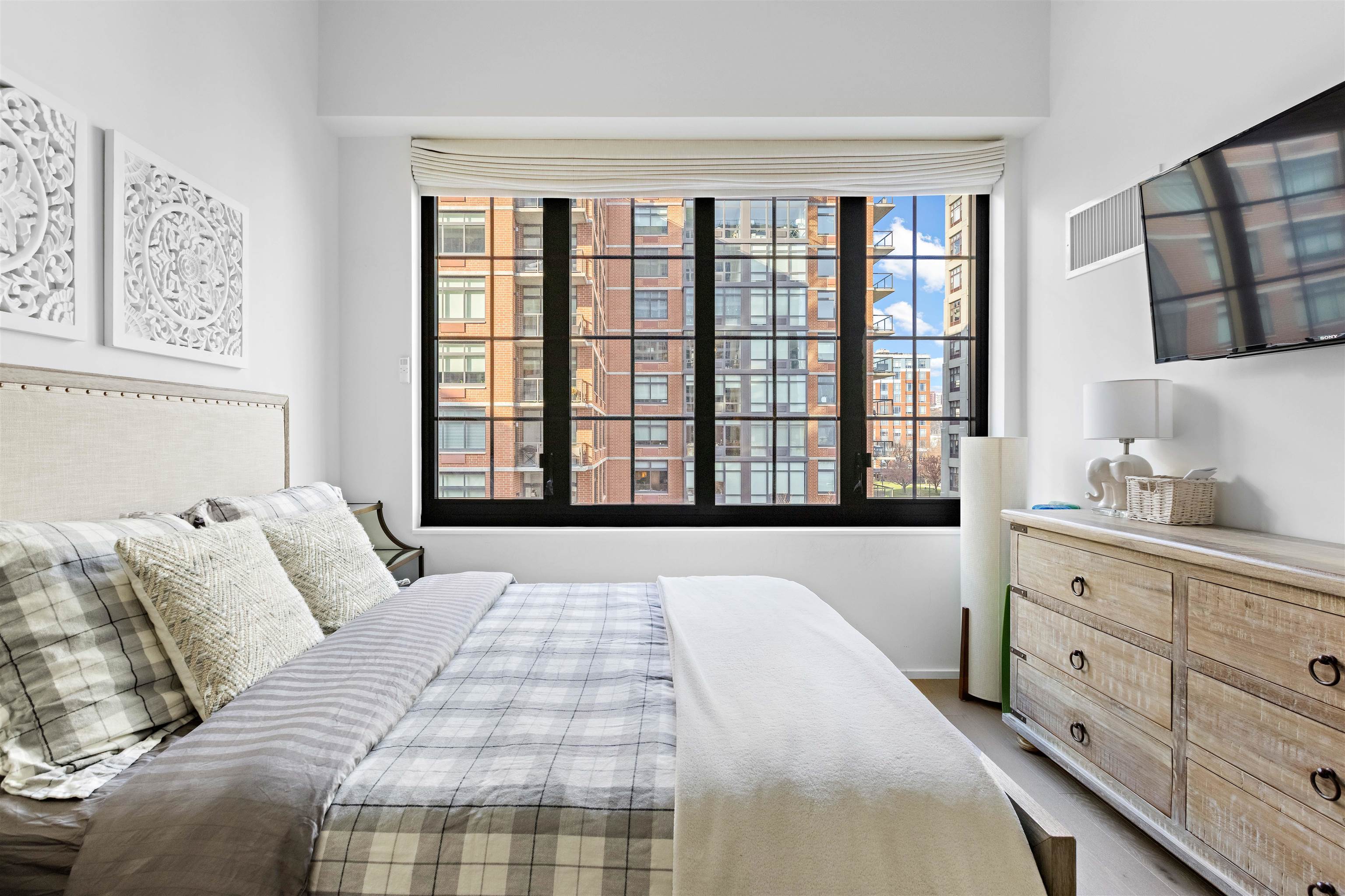 1425 HUDSON ST Unit: 4F