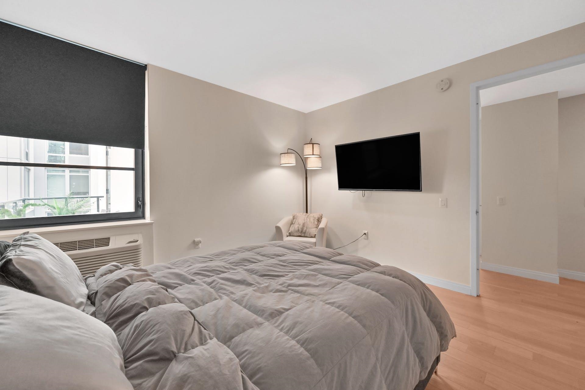 160 1ST ST Unit: 913