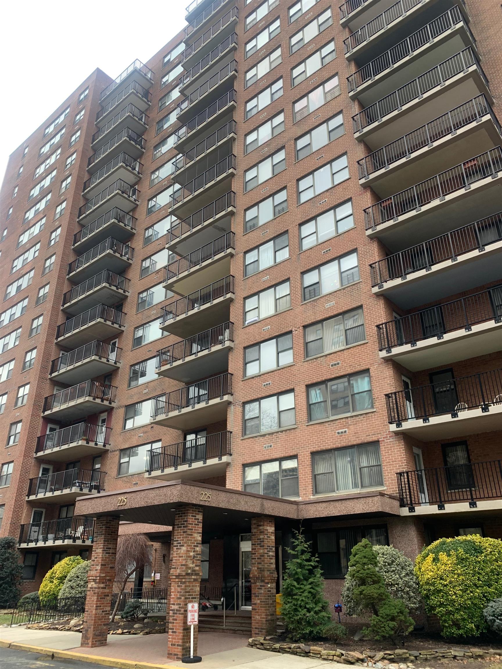 225 ST PAULS AVE Unit: 15L
