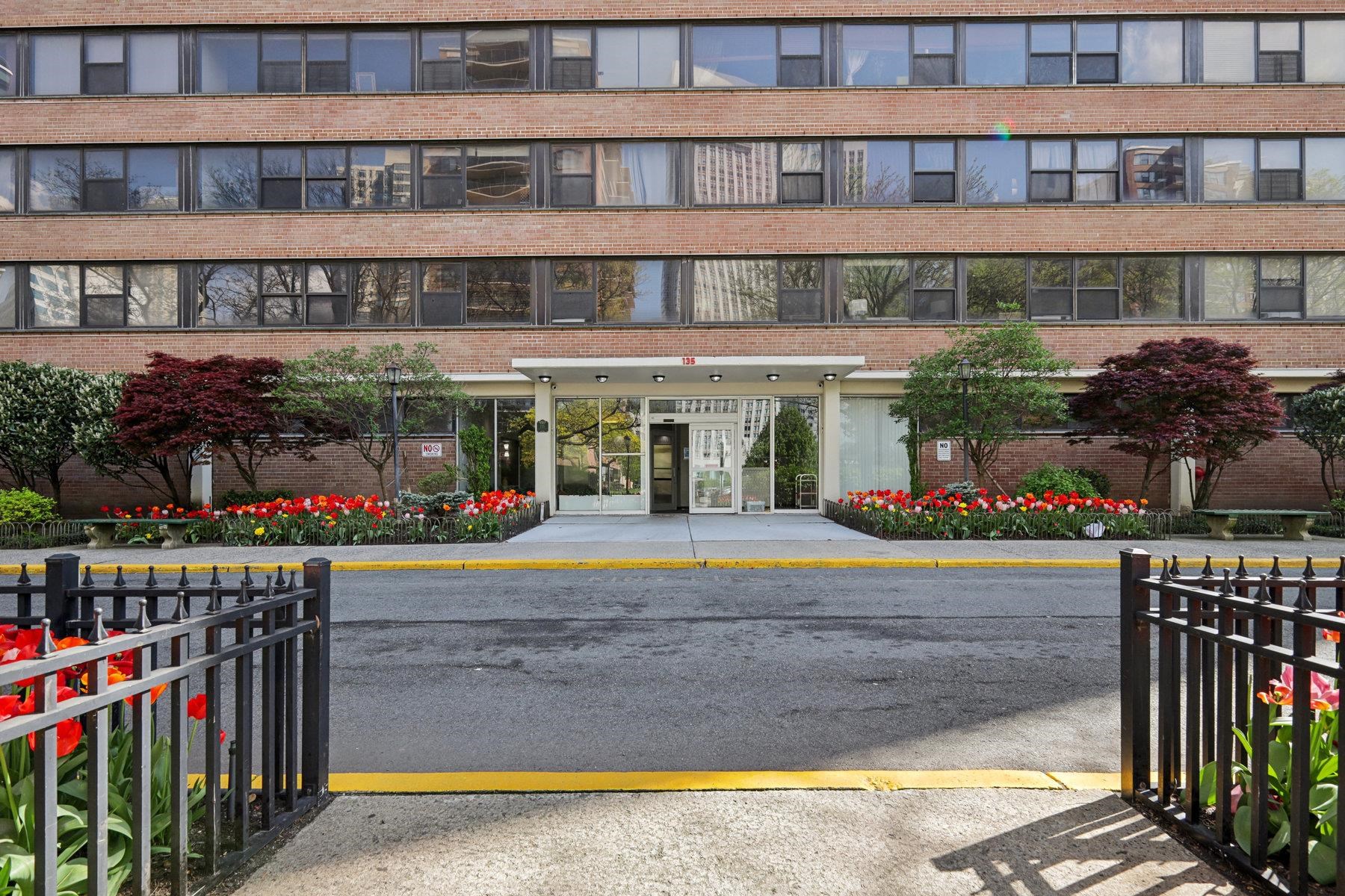 135 MONTGOMERY ST Unit: 16C