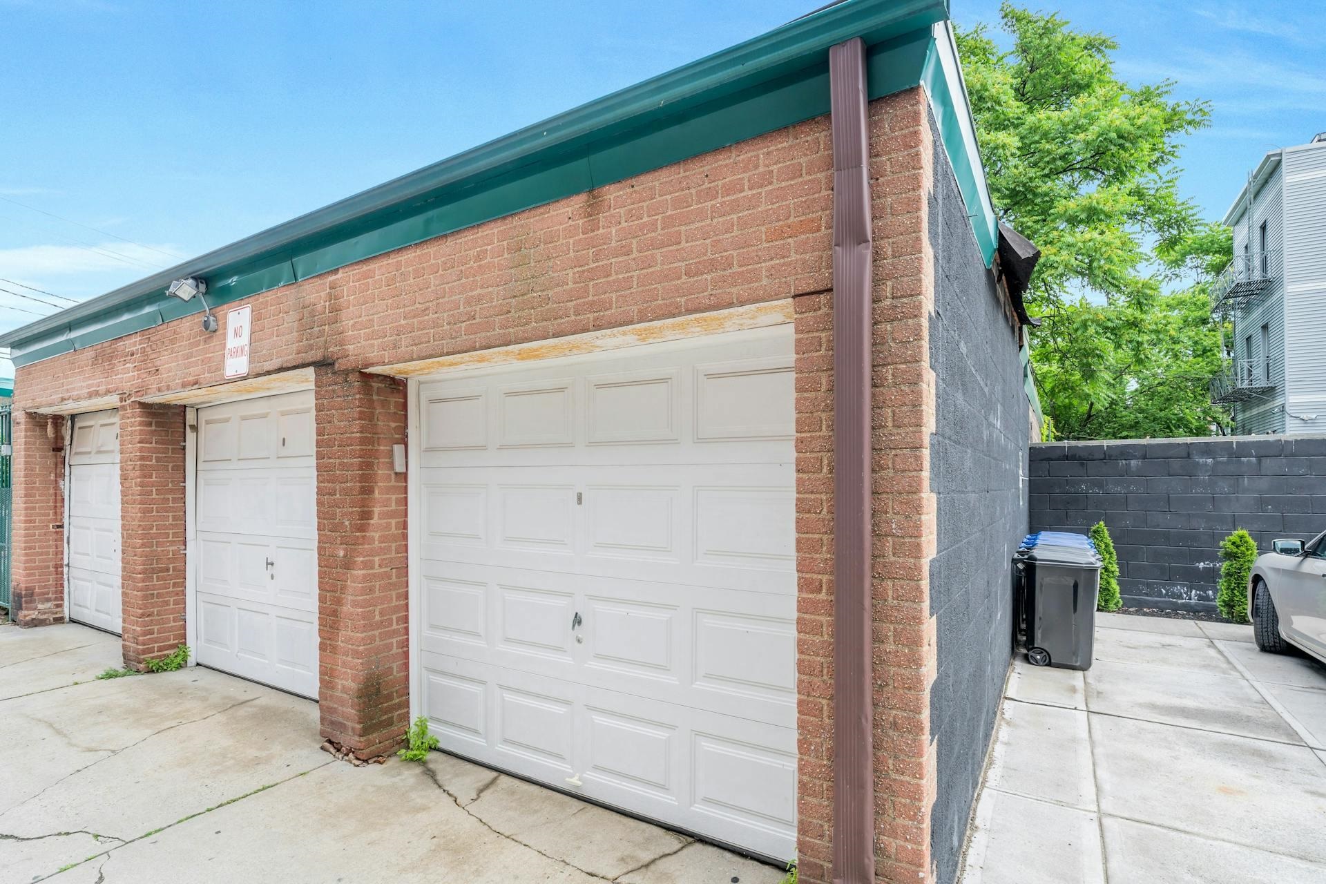 126 WEBSTER AVE Unit: 4F