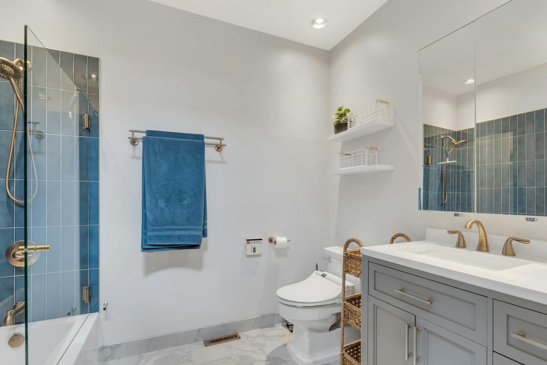 126 WEBSTER AVE Unit: 4F