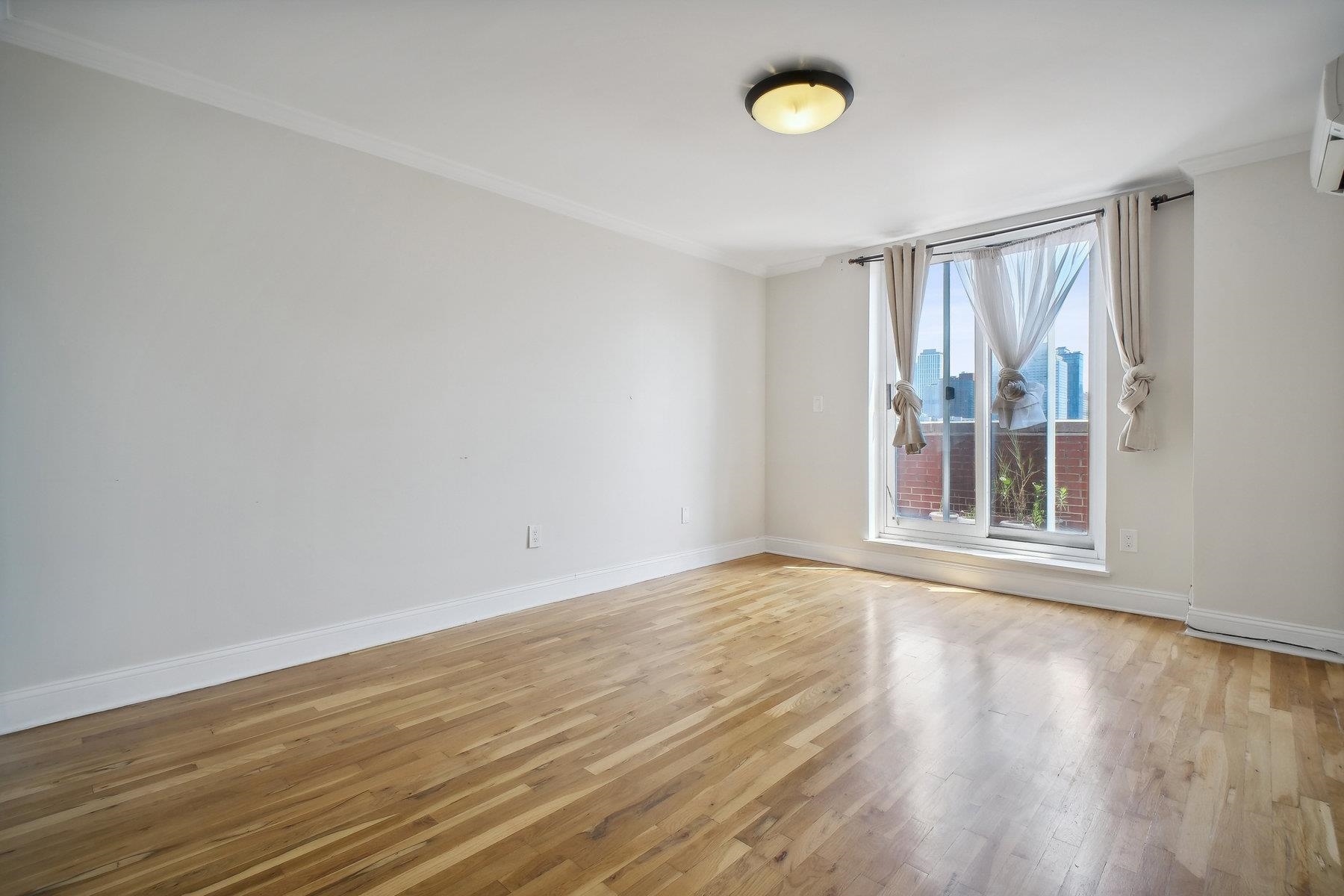 205 10TH ST Unit: 8W