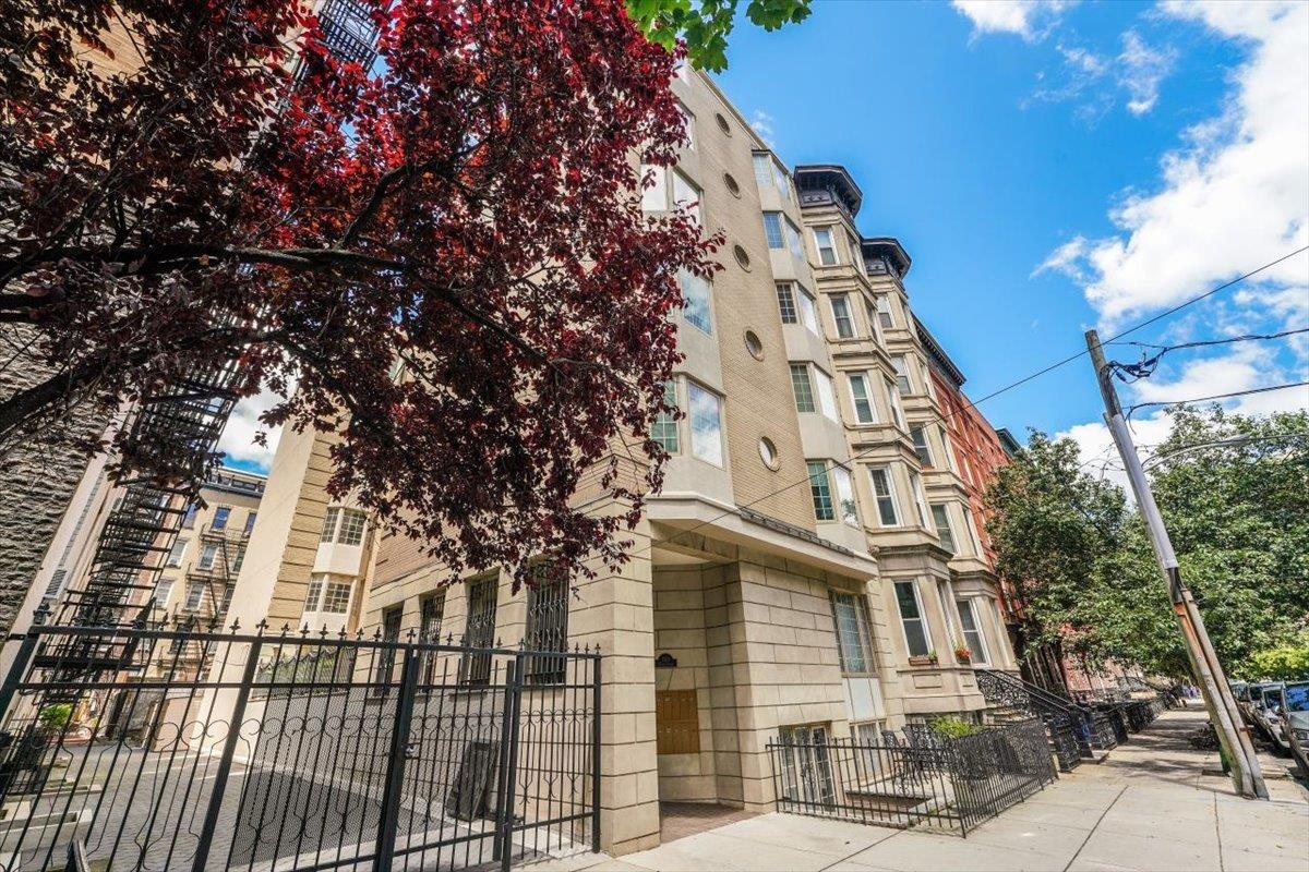 1108 HUDSON ST Unit: 2B