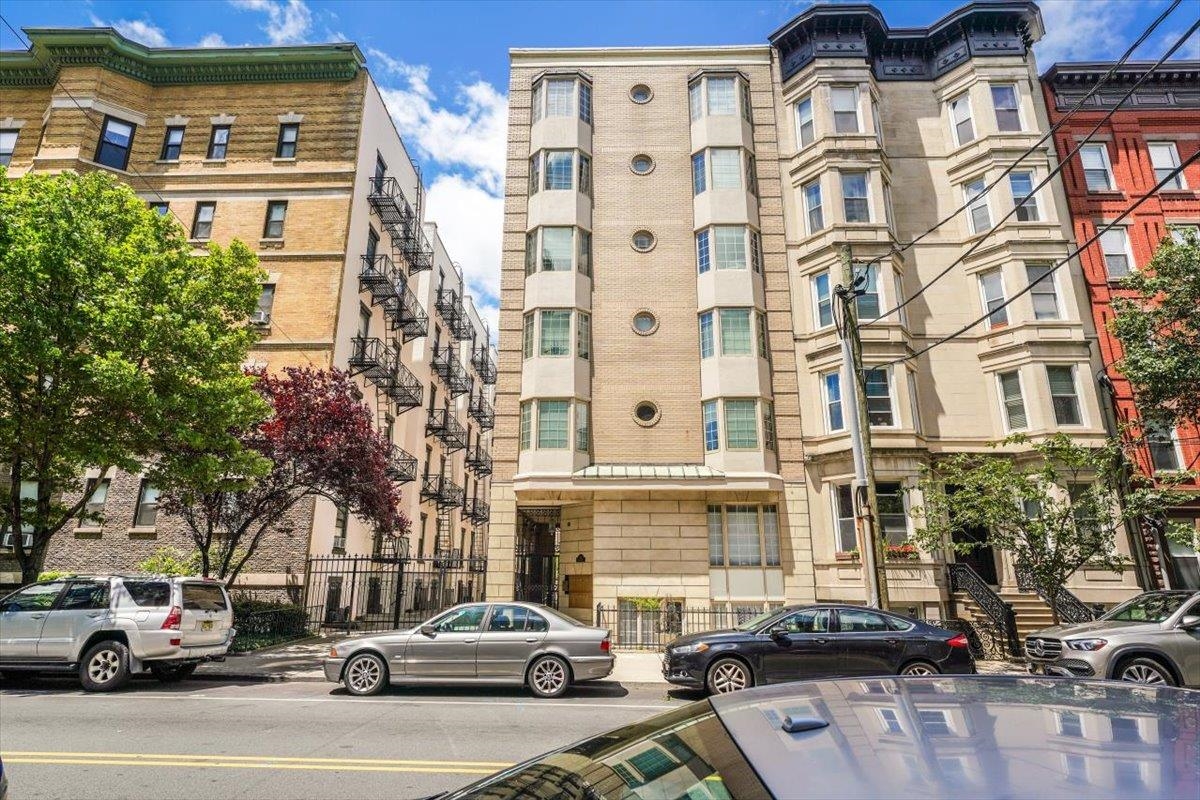1108 HUDSON ST Unit: 2B