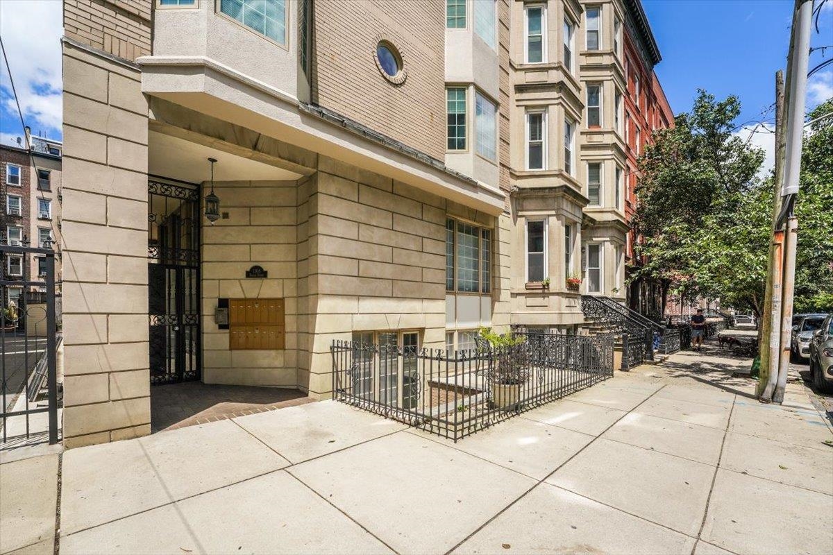 1108 HUDSON ST Unit: 2B