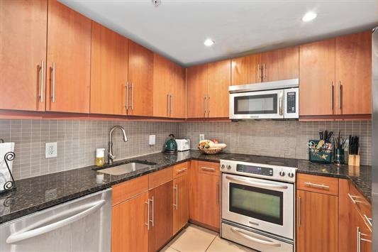 88 MORGAN ST Unit: PH5-5