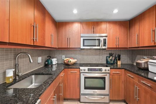 88 MORGAN ST Unit: PH5-5