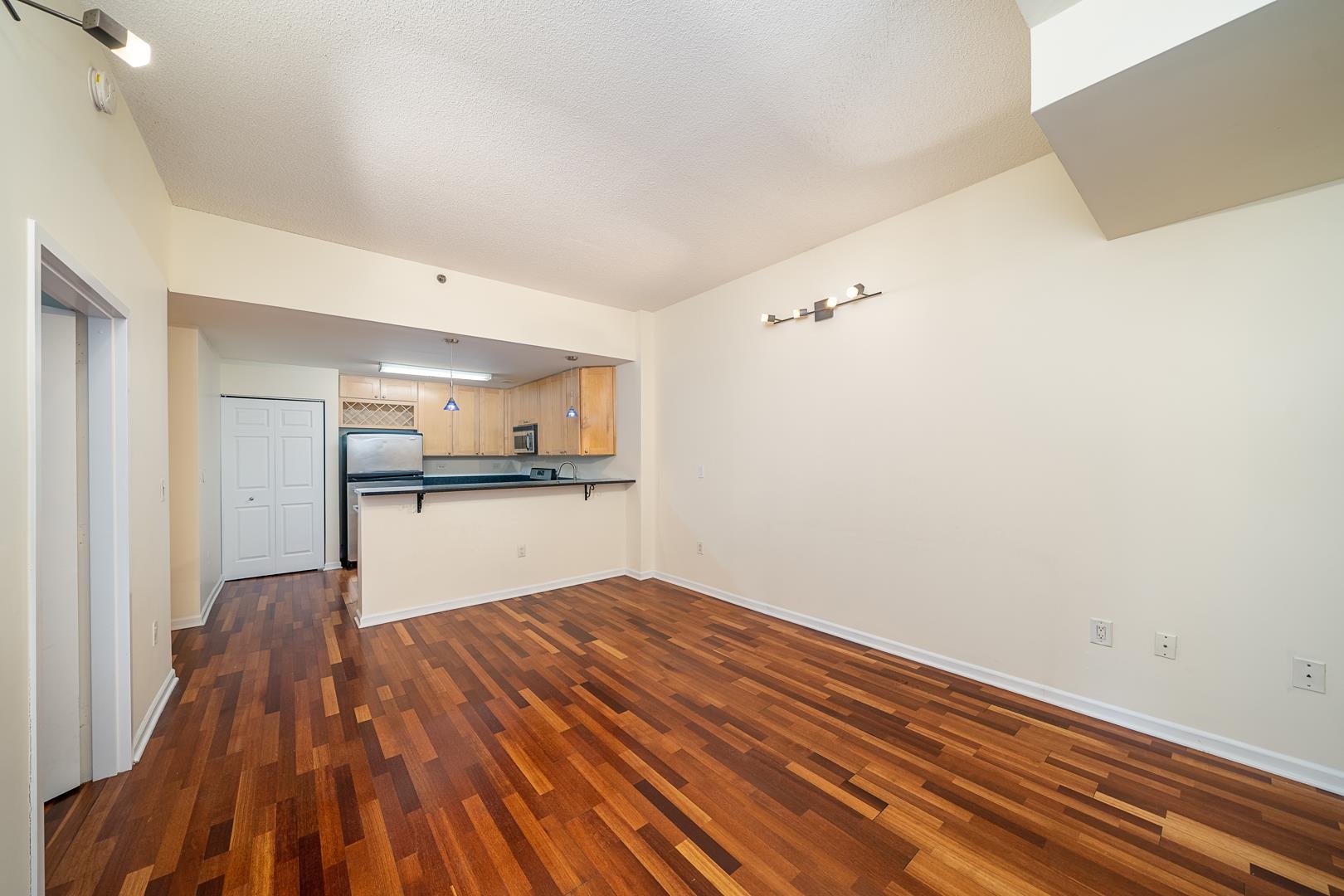 700 1ST ST Unit: 1b