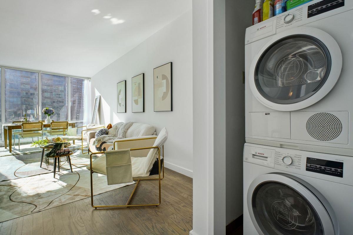 1 SHORE LANE Unit: 2011