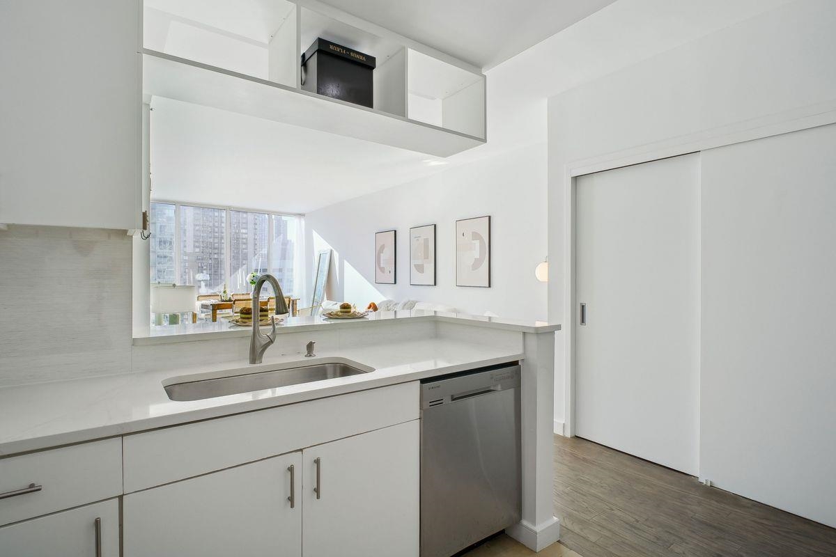 1 SHORE LANE Unit: 2011