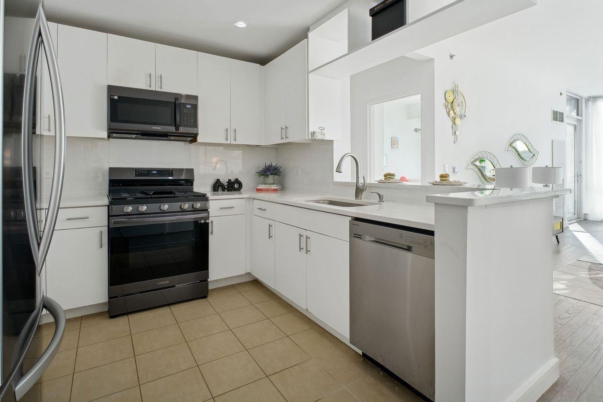 1 SHORE LANE Unit: 2011