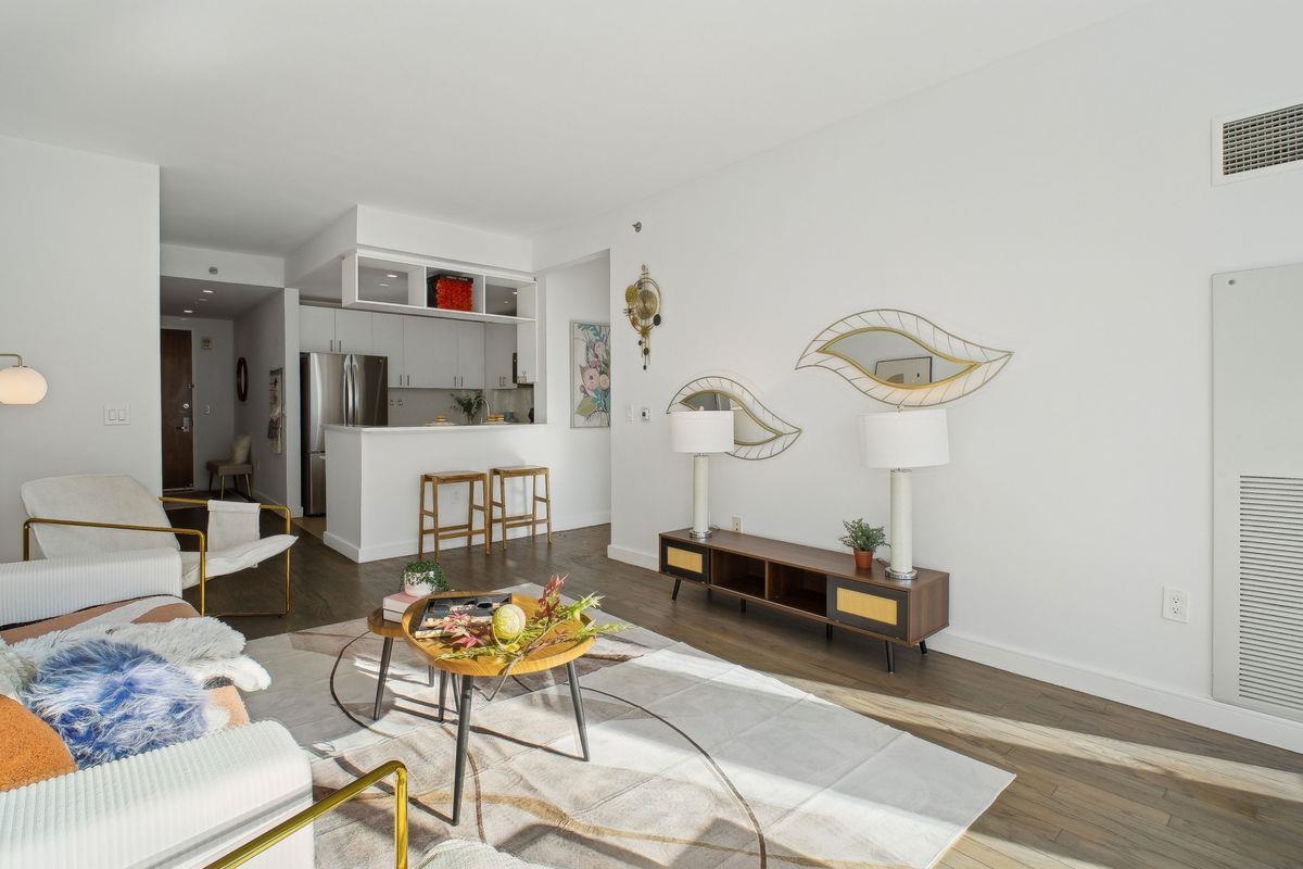 1 SHORE LANE Unit: 2011