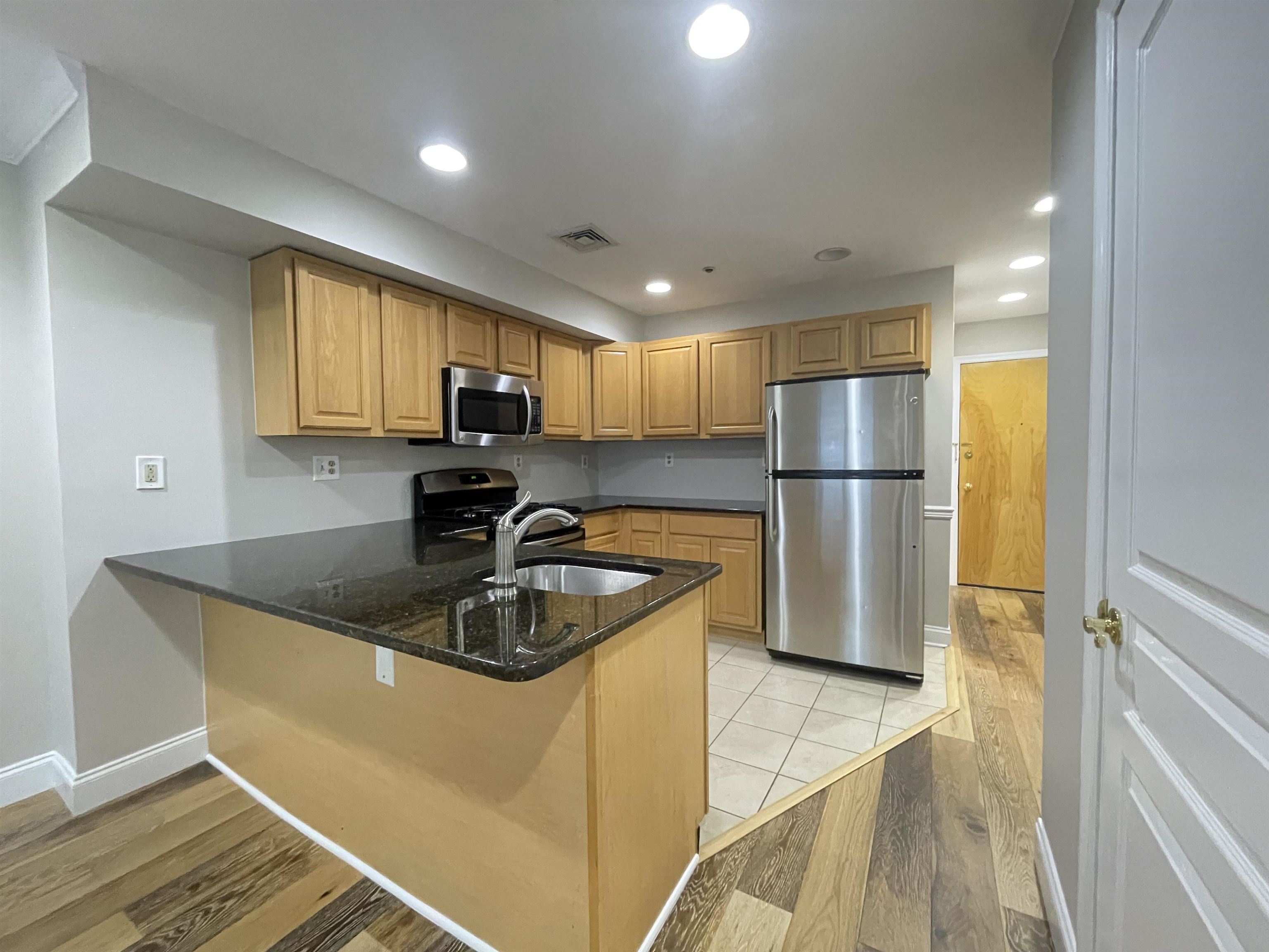 711 CLINTON ST Unit: 2A