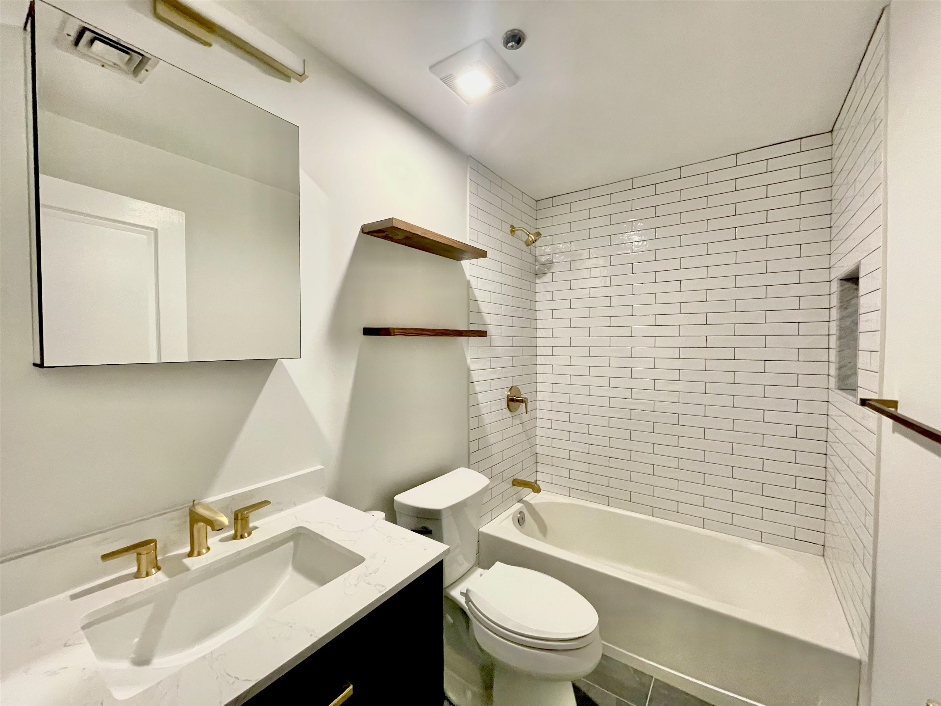 711 CLINTON ST Unit: 2A