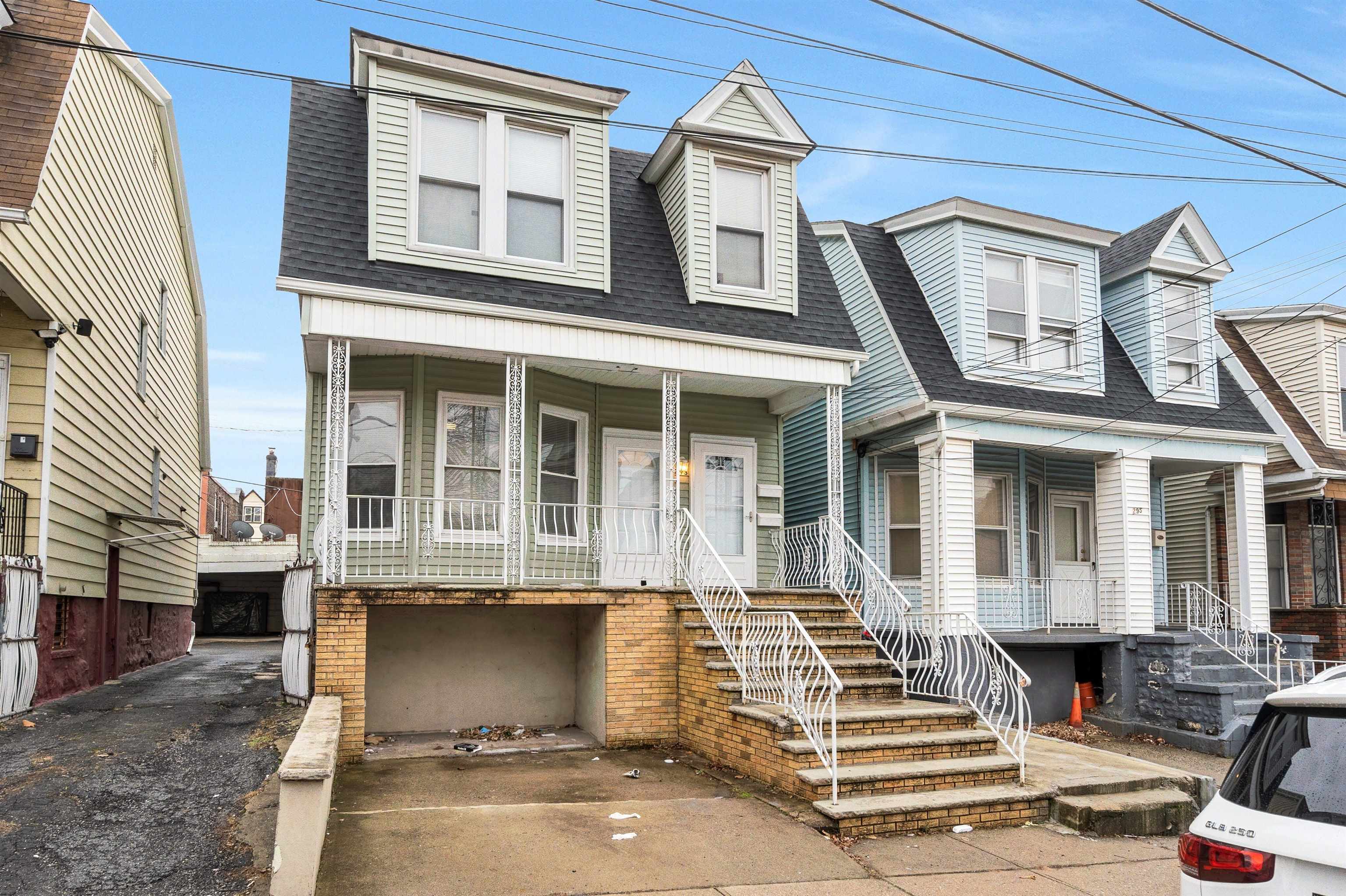 293 ARMSTRONG AVE Unit: 1st Floor