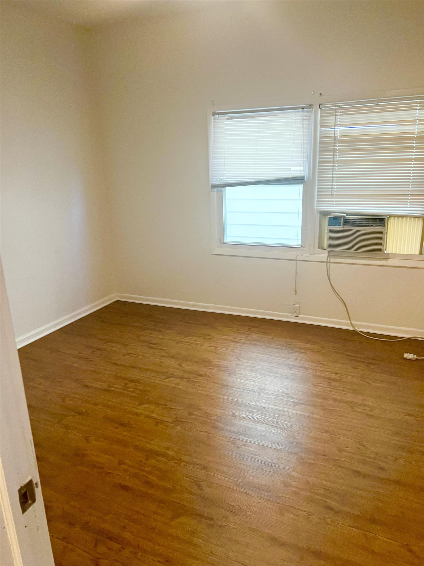 293 ARMSTRONG AVE Unit: 1st Floor