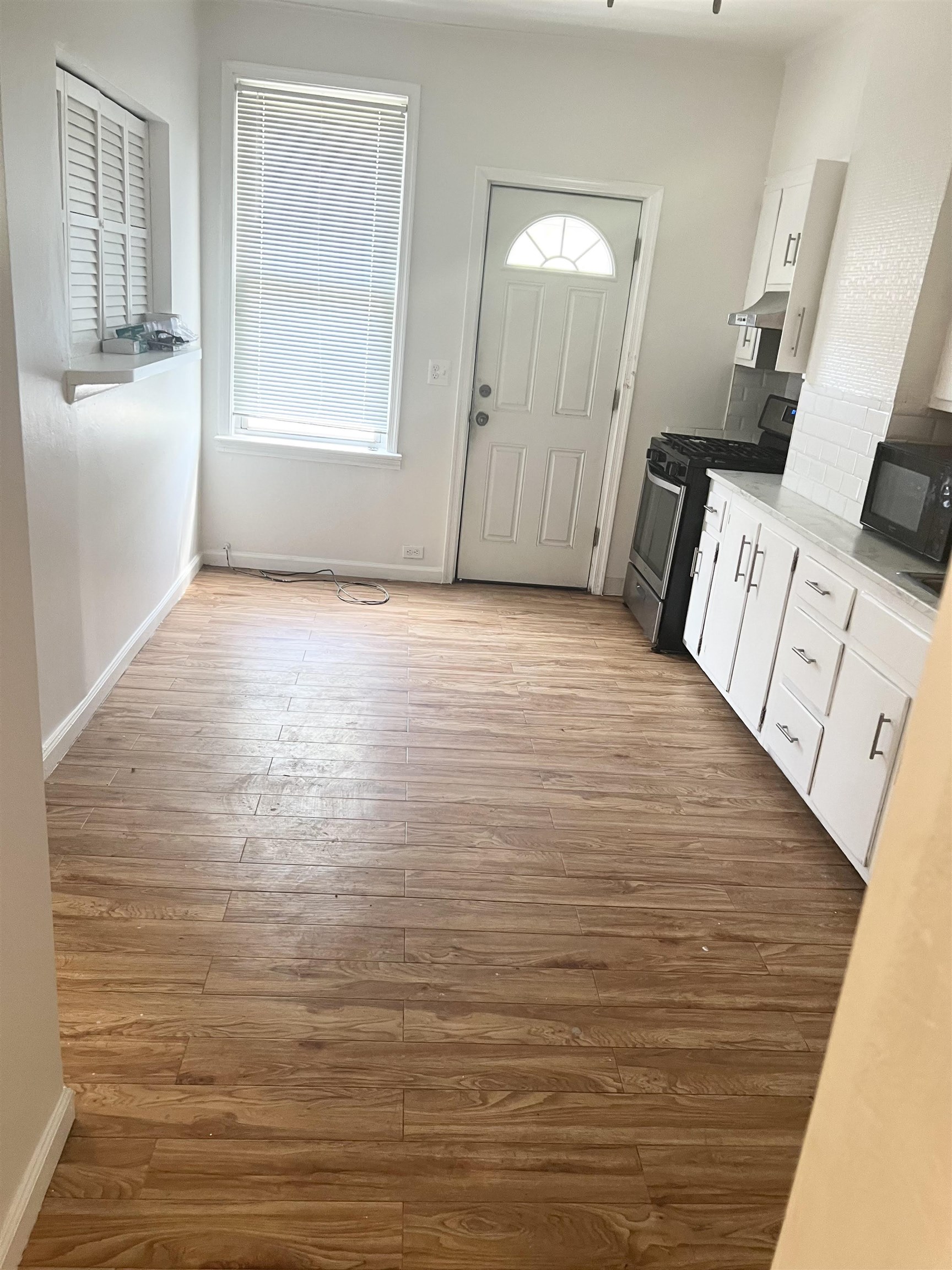 293 ARMSTRONG AVE Unit: 1st Floor