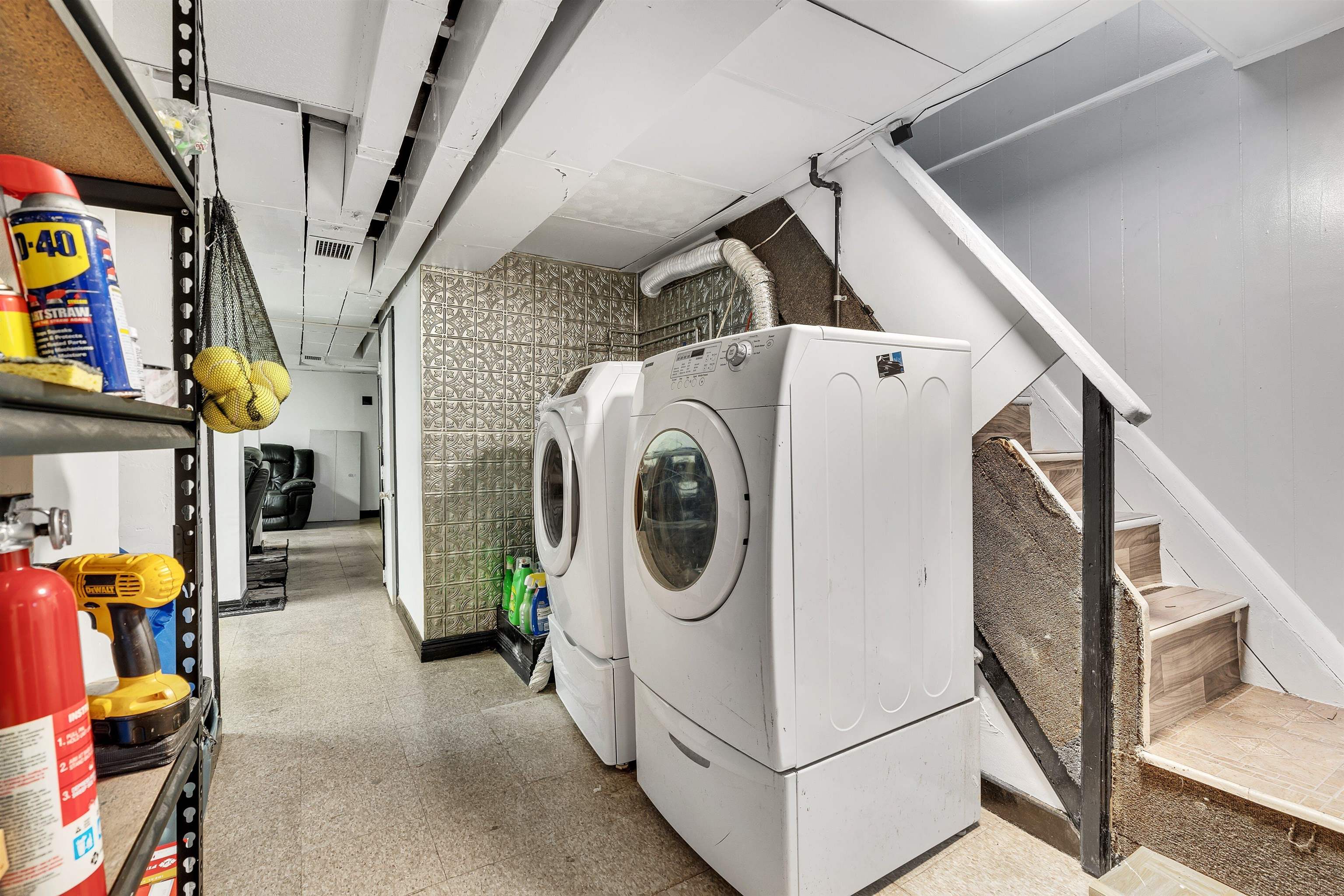 293 ARMSTRONG AVE Unit: 1st Floor