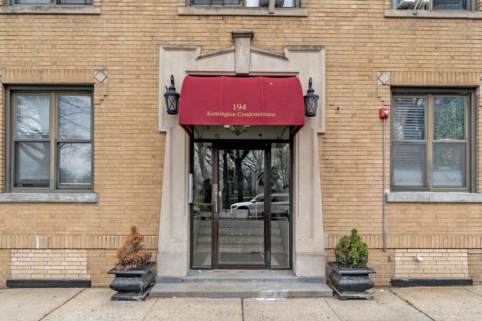 194 KENSINGTON AVE Unit: 302