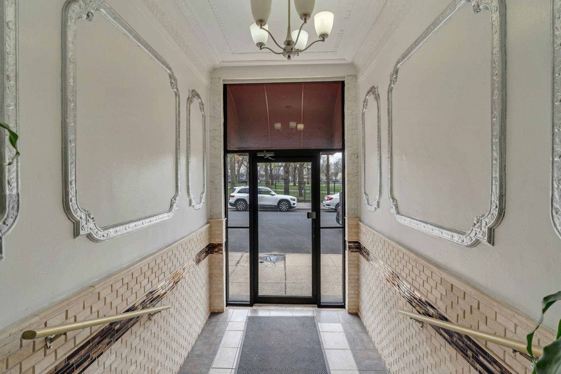 194 KENSINGTON AVE Unit: 302