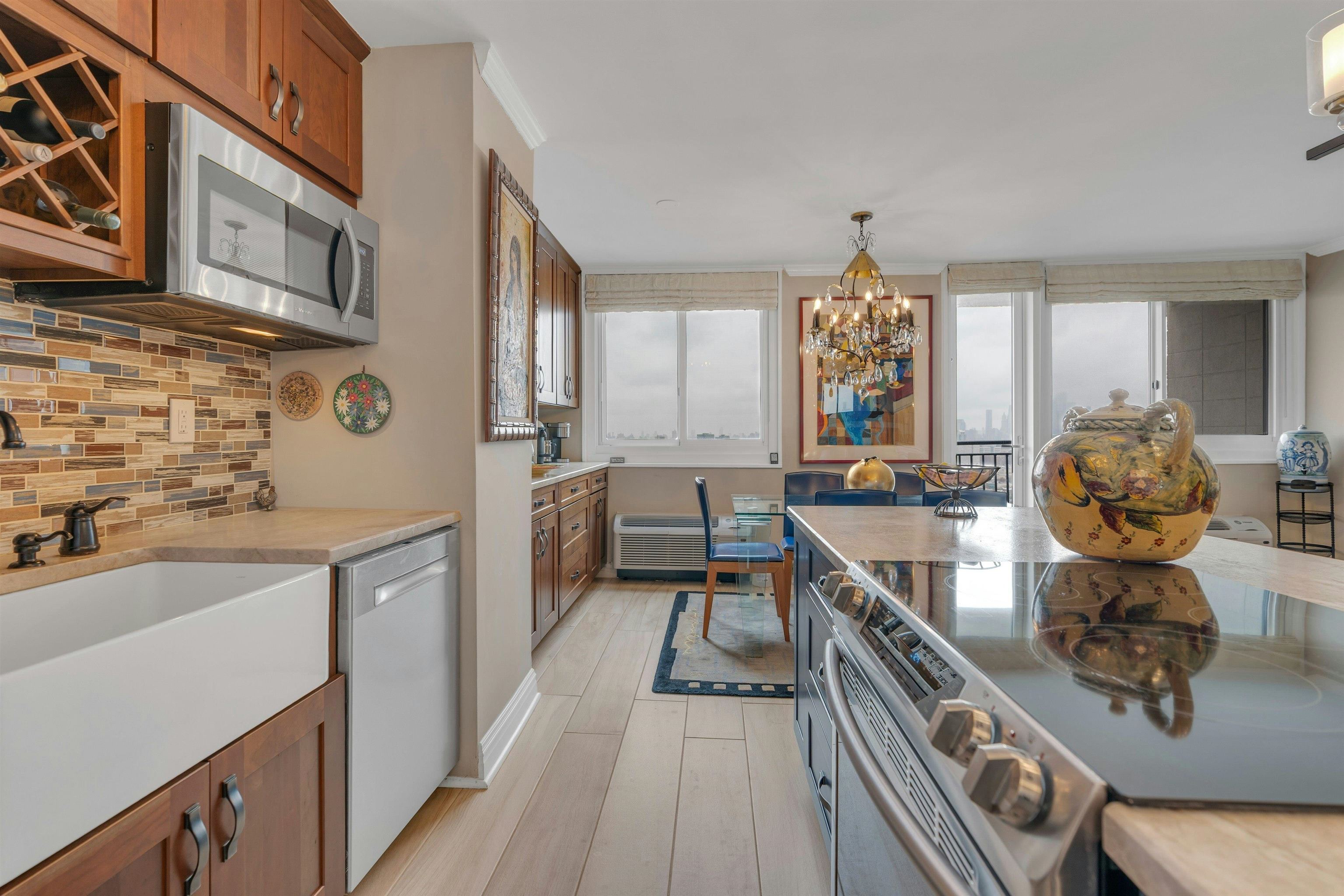 100 MANHATTAN AVE Unit: 2009