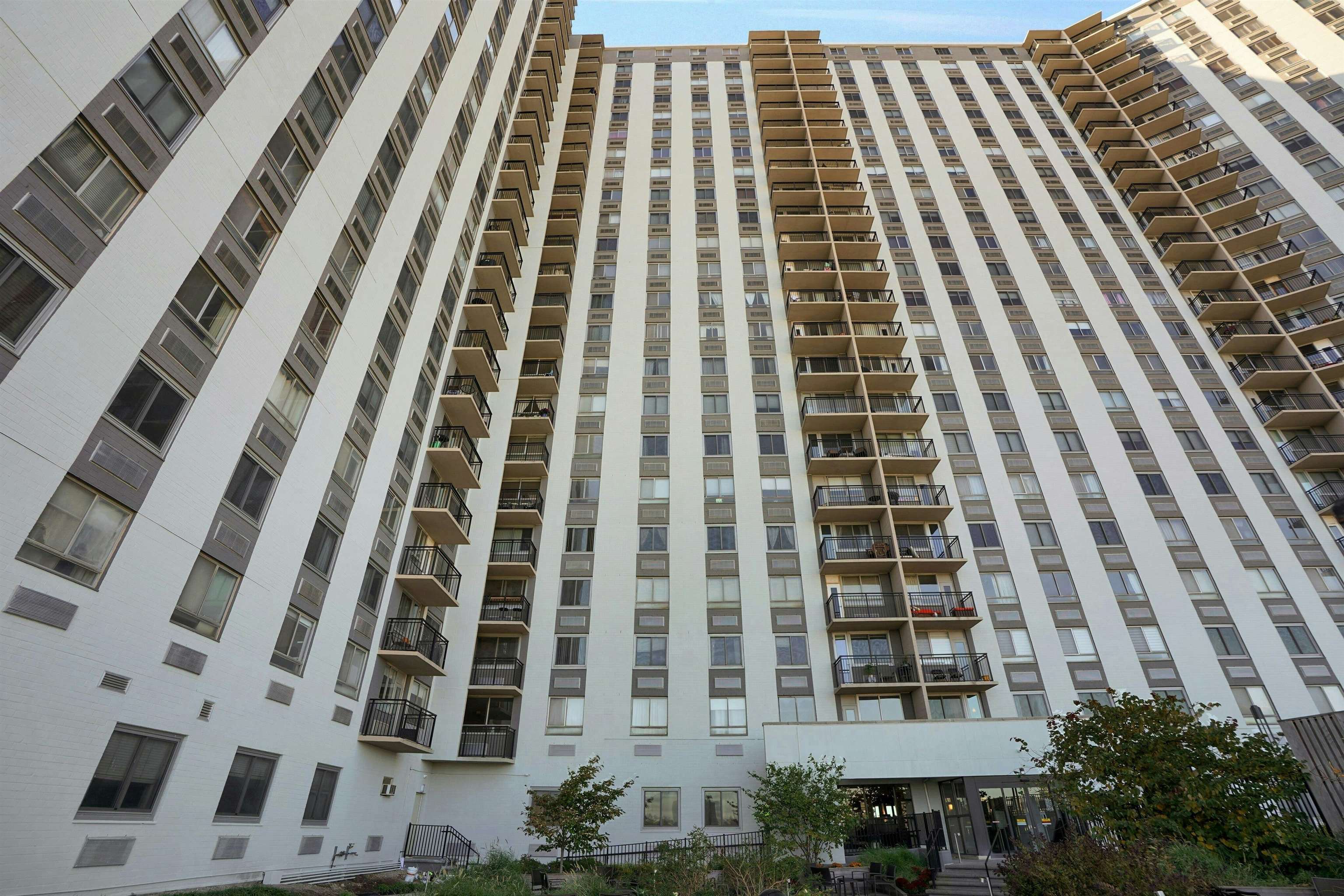 100 MANHATTAN AVE Unit: 2009